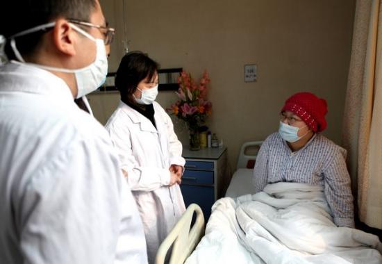 专家正在仔细检查张广秀的身体状况(摄影:邓京哲) 专家正在仔细检查张广秀的身体状况(摄影:邓京哲)
