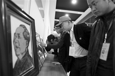 昨日,燕郊中科创意产业园京东园区,来自全国各地的大学生村官正在参观五谷杂粮画。本报记者 浦峰 摄