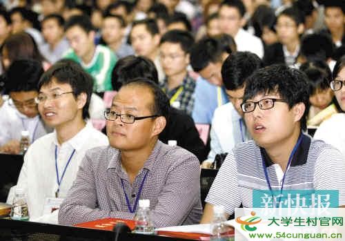 大学生村官一脸期待,急着想破解自己在农村基层管理中的困惑。