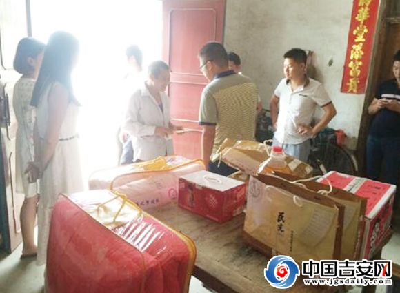 大汾镇干部为马步华一家送上慰问品